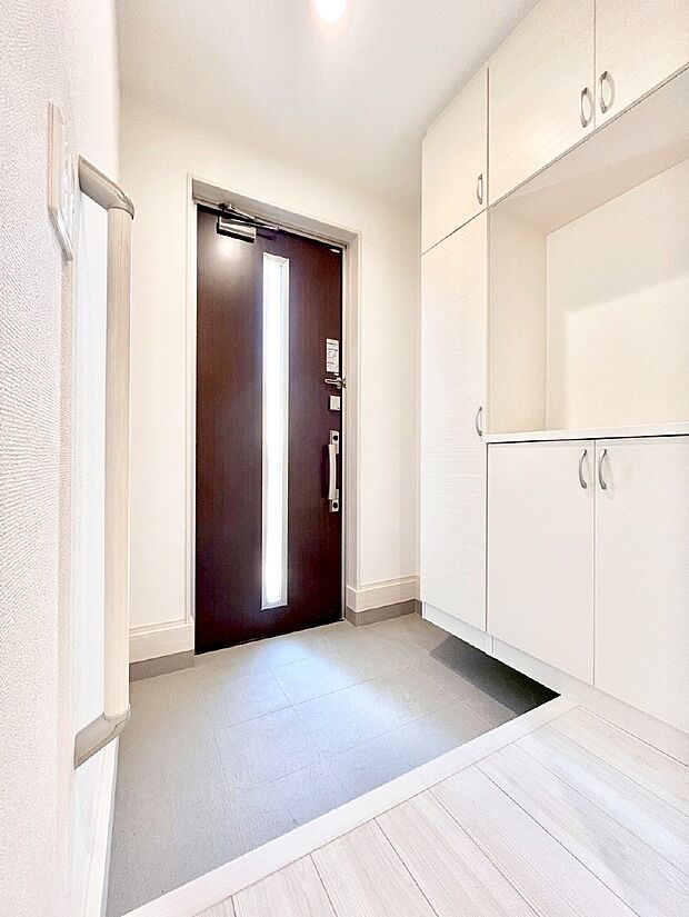 ガラススリットの入った玄関ドアが室内に光を届けてくれます