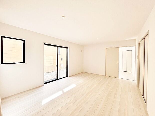 穏やかな陽だまりに包まれる、居心地の良いリビングで家族団らん!