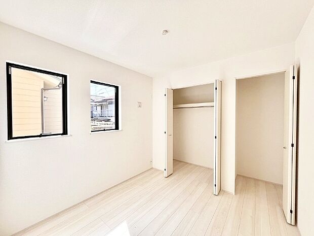 窓からのやさしい光が心地よいプライベートルーム