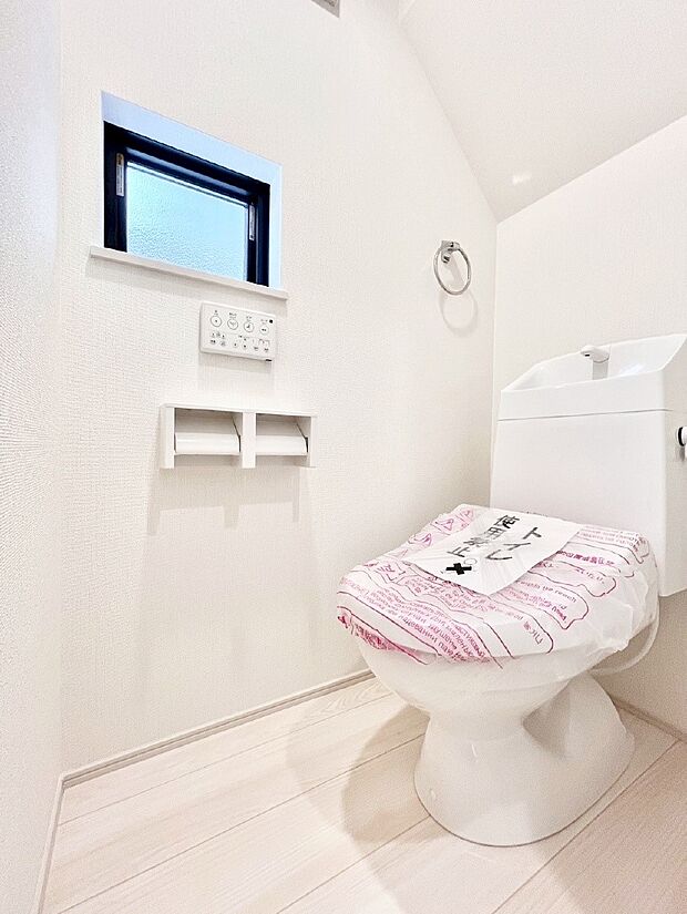 清潔感あるシャワートイレ。小窓から光が注ぎ込みます!