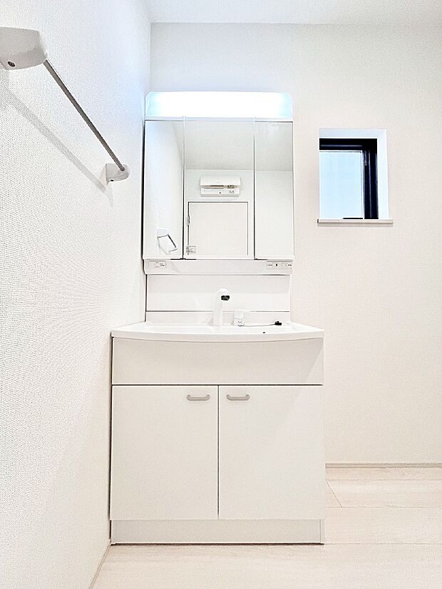 大きく見やすい三面鏡で清潔感ある洗面台は、身だしなみチェックや肌のお手入れにおすすめです。