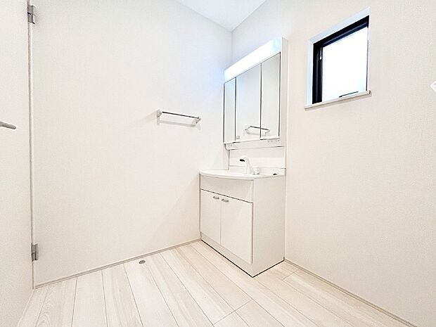 小窓がついているので湿気の多い場所でも換気ができ快適です。毎日の身支度を気持ち良く行えますね。