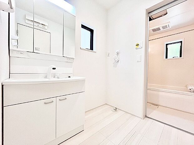 洗面所はゆとりのあるスペースで、身支度や入浴後のスキンケアも心に余裕をもってできそうです。