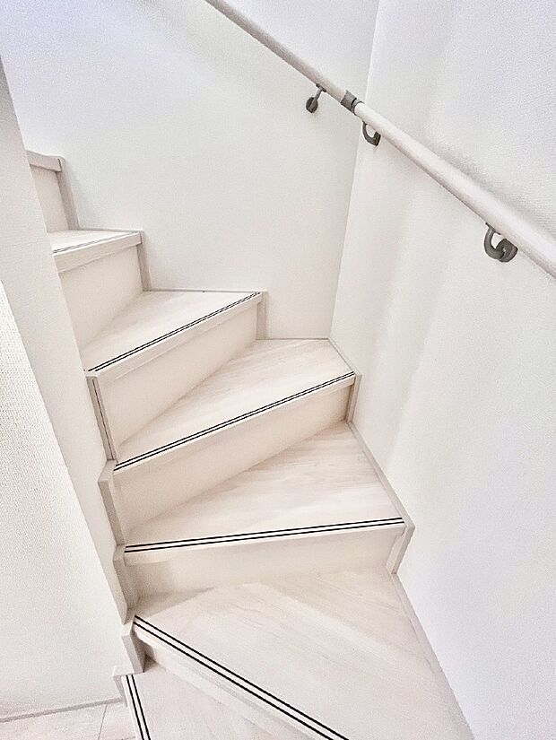 階段は手すり付きなので小さなお子さまやご高齢の方も安心です