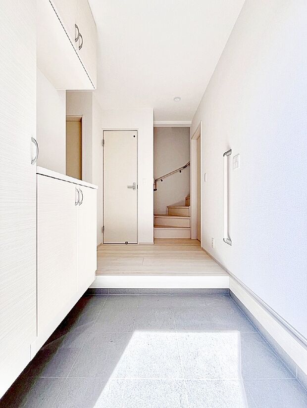 飾り棚を利用して、お越しいただくお客様をおもてなしできます。