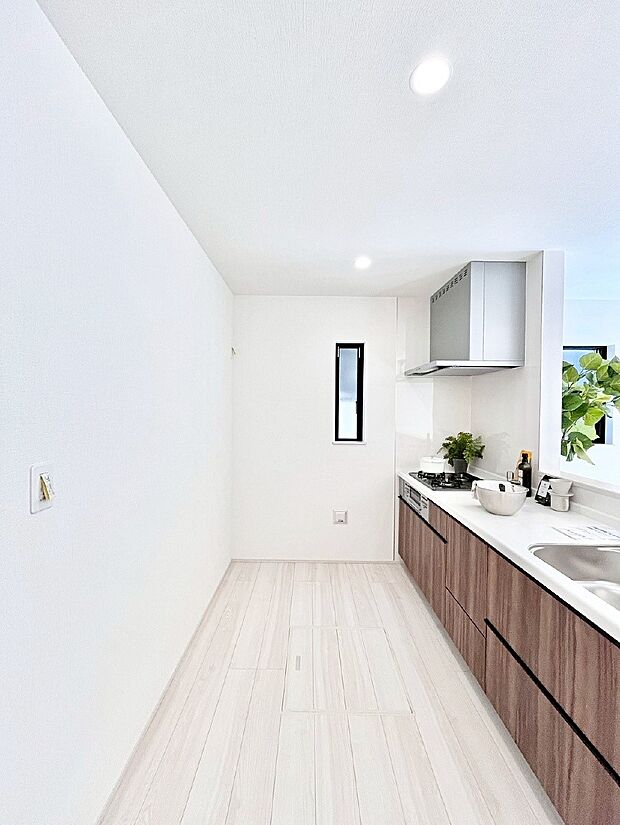 爽やかな風が通り抜けるキッチン。窓があるので明るく換気にも役立ちます。