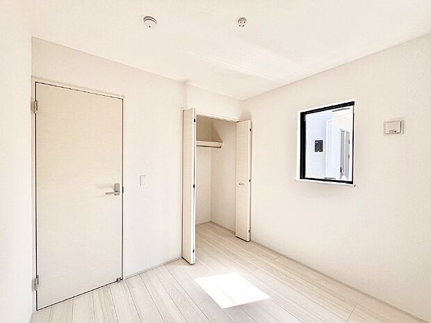 窓からのやさしい光が心地よいプライベートルーム