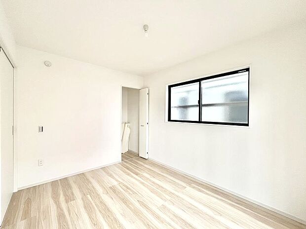 窓からのやさしい光が心地よいプライベートルーム  