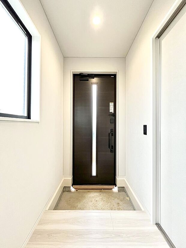 明るい玄関はお客様をお出迎えするのにぴったりです！ 