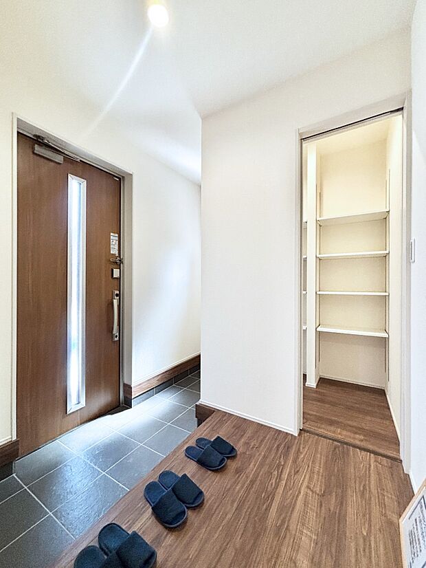 シューズインクローク付きの玄関。家族全員の靴や雨具などすっきり収納できます。