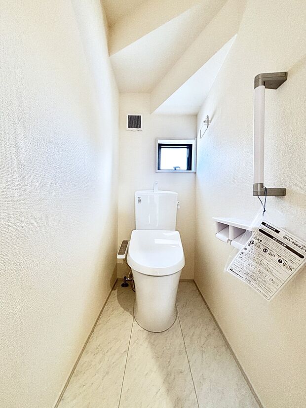 換気用小窓があり、明るく清潔な空間です。 