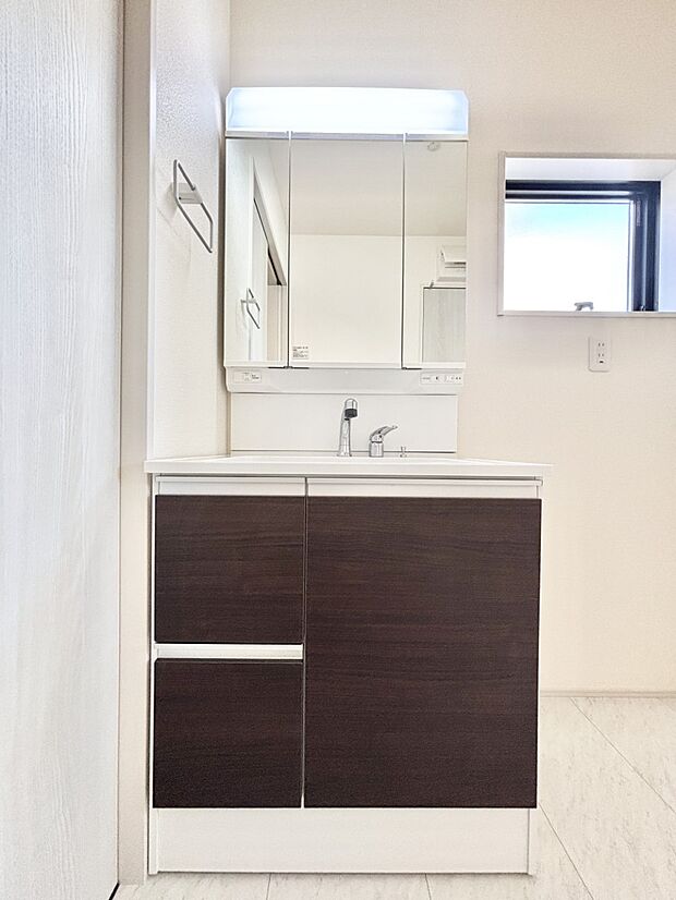 大きく見やすい三面鏡で清潔感ある洗面台は、身だしなみチェックや肌のお手入れにおすすめです。 