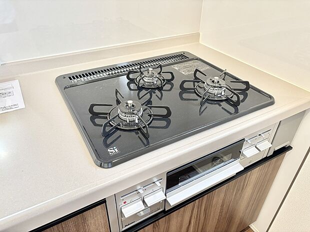 ガスコンロはＳｉセンサー搭載。火力調節や焦げ付き・消し忘れも防いでくれます。