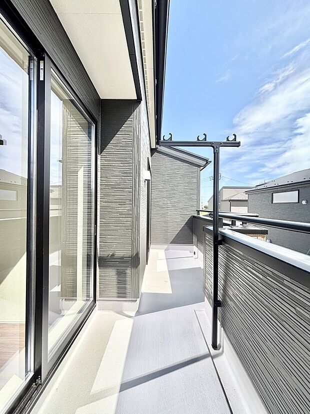 南向きのバルコニー！ご家族の洗濯物はもちろん、お布団もたっぷり干せます！