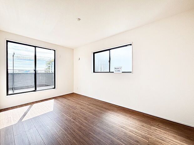 明るいバルコニーサイドに洋室を設置。目覚めの良い寝室に。 