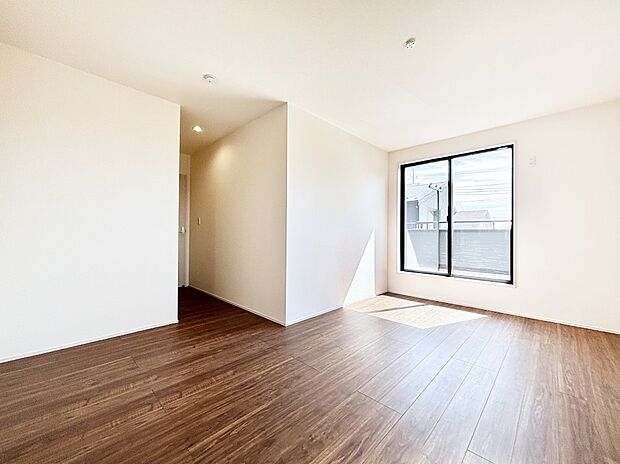 ウォークインクローゼットがあるお部屋！季節ごとの入れ替えも不要で便利です。 