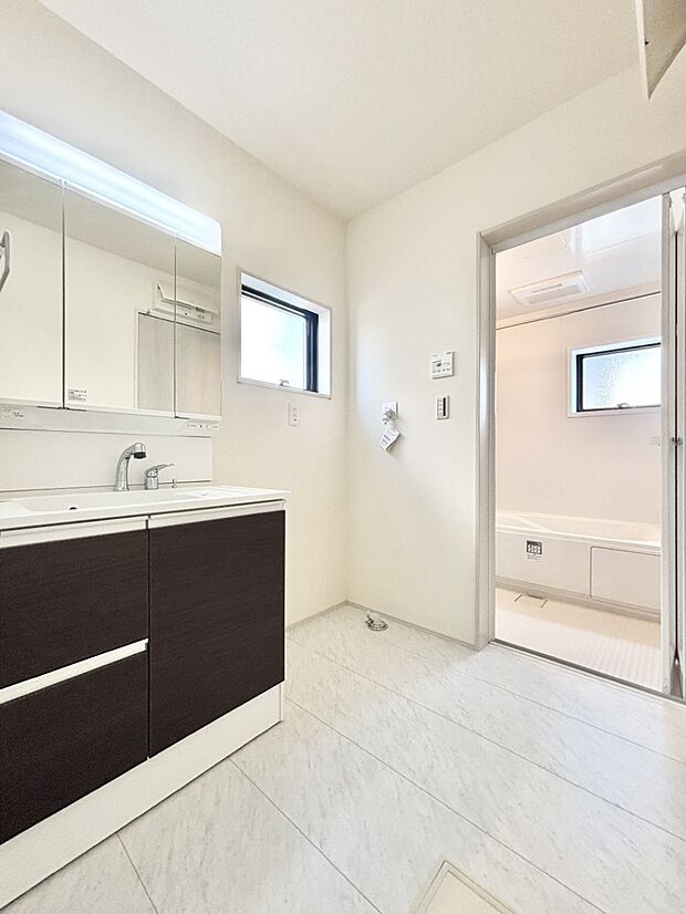 小窓がついているので湿気の多い場所でも換気が十分行えます。毎日の身支度を気持ち良く！