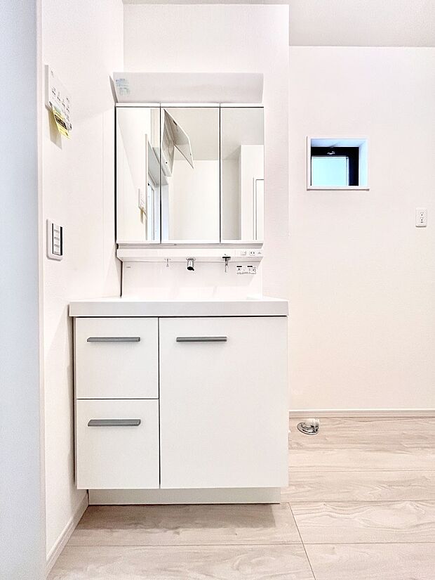 大きく見やすい三面鏡で清潔感ある洗面台は、身だしなみチェックや肌のお手入れにおすすめです。 