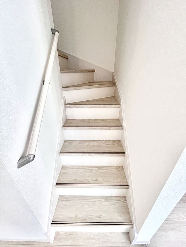 安全性を考慮し階段には手すりを設置しています