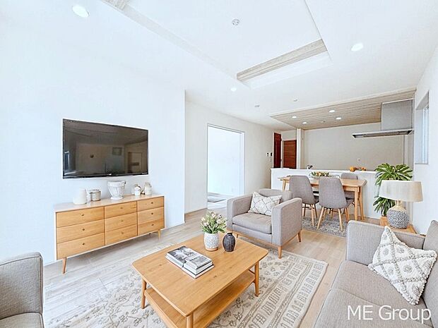 ご家族の賑やかな話し声で包まれる明るいリビング  ※家具はCGです