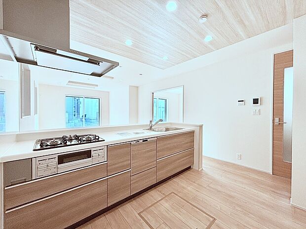 カウンター越しに楽しいおしゃべり。いつものお料理がもっと美味しくなりそうですね。 