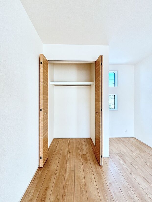 洋室のクローゼット。奥行きがあるので厚手の衣類もすっきり収まります。