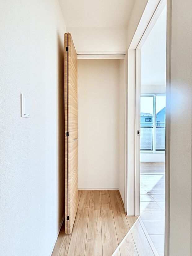 廊下収納。掃除道具や季節の小物を収納することができます。