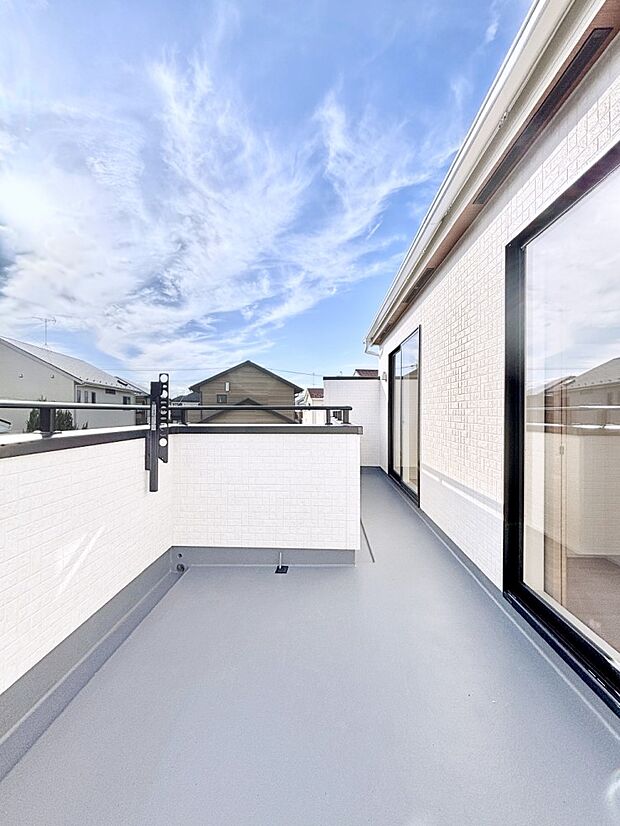 ゆったりバルコニーだから沢山お洗濯ものを干せます。  