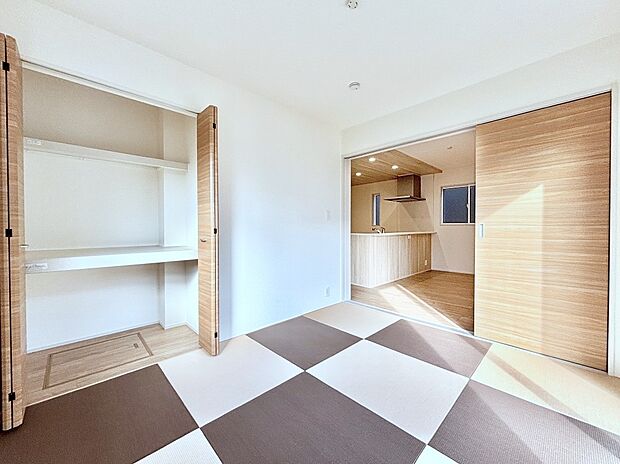 リビングと隣り合っている和室。ほっと一息できる和の空間も忘れずに。 