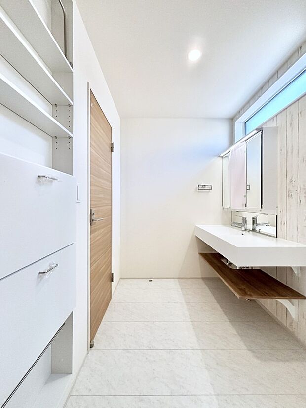 リネンス庫がありタオル類や洗剤などストックを収納するのに便利です。