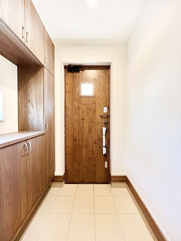 明るい玄関はお客様をお出迎えするのにぴったりです！ 