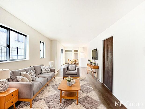 家族の和やかな会話が聞こえてきそう。開放感のあるリビングです。※家具はCGです  