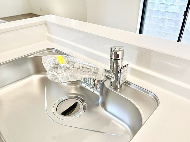 いつでも清潔なおいしいお水を。一つの水栓で水道水と浄水を使い分け。