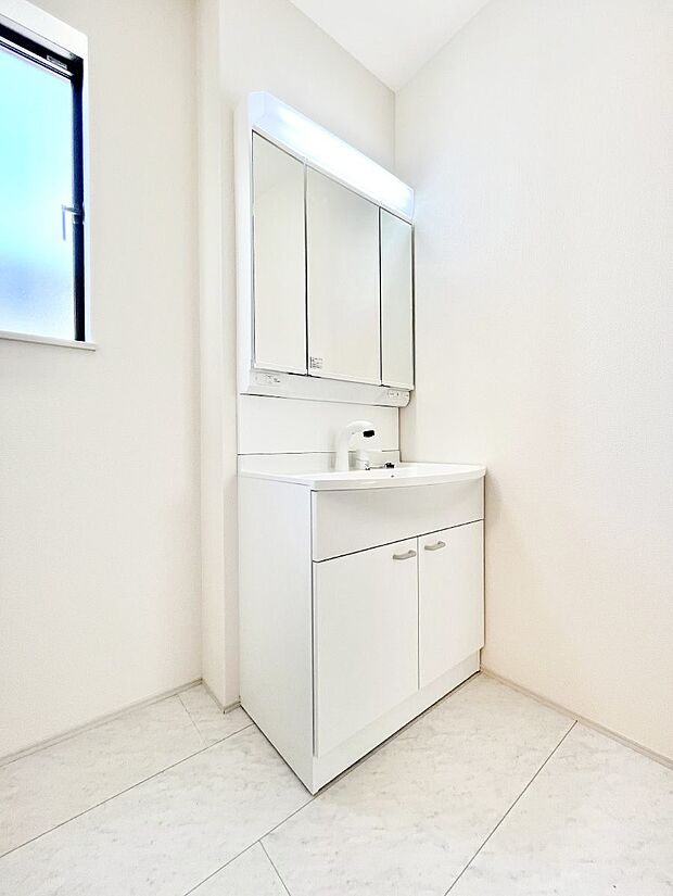 明るい洗面所は毎朝の身支度も楽しくできちゃいそうです。    