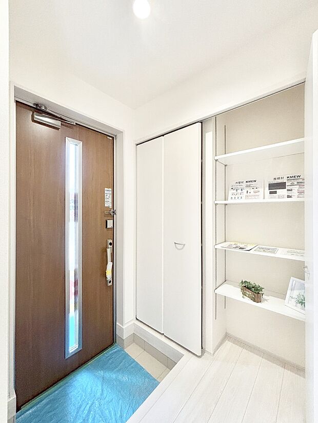 天井まである玄関収納で、家族全員の靴もすっきり収納!