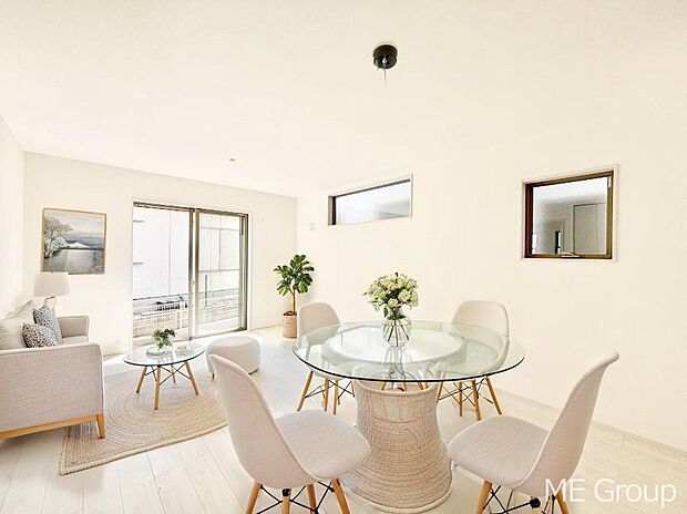 ご家族の賑やかな話し声で包まれる明るいリビング ※家具はCGです