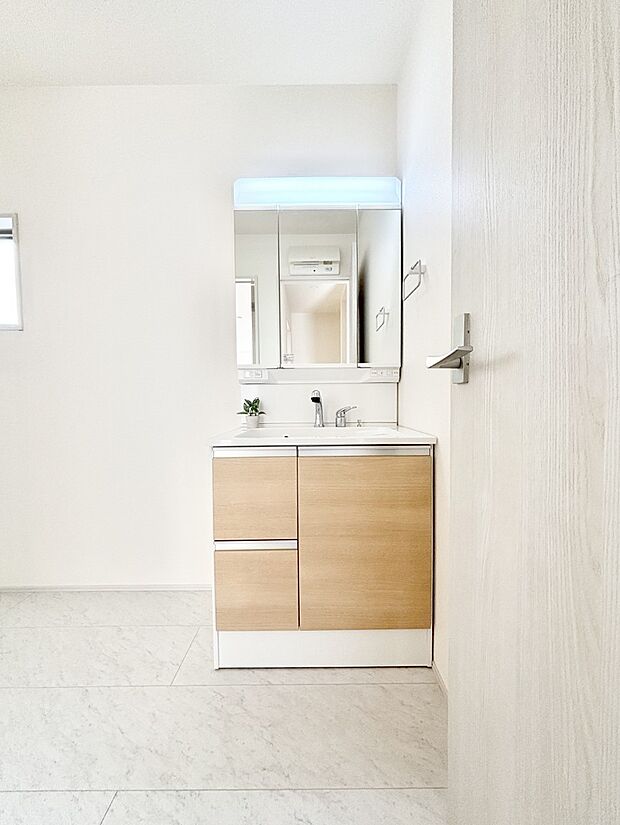 三面鏡が嬉しい洗面化粧台です。