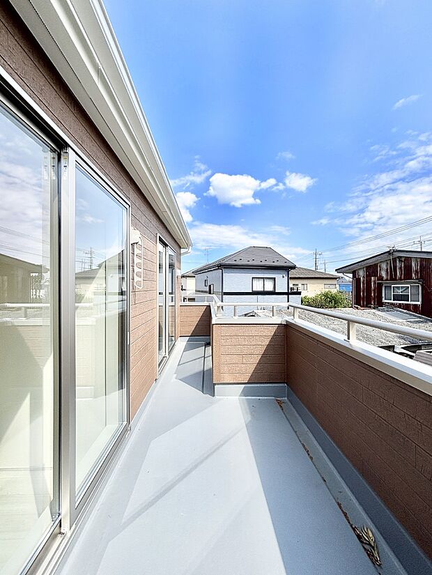 ゆったりバルコニーだから沢山お洗濯ものを干せます。