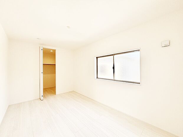 WIC(ウォークインクローゼット)があるお部屋!季節ごとの入れ替えも不要で便利です。