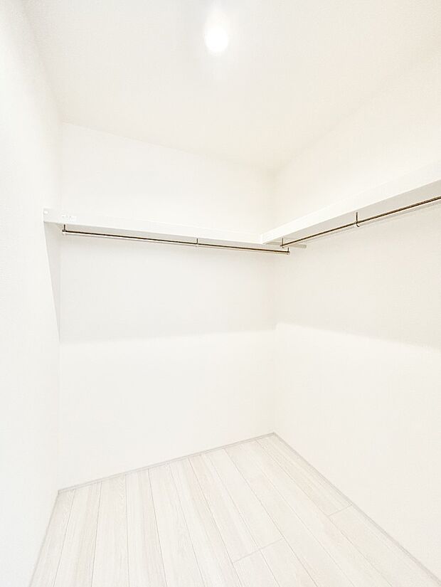 ウォークインクローゼット付きで生活空間を広く利用できます。