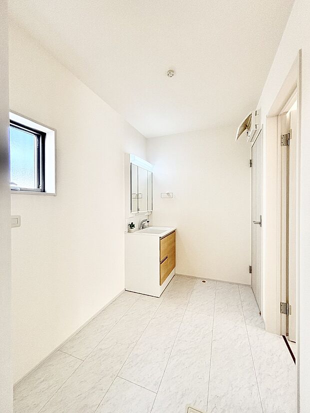 清潔感のある快適空間です。毎日の身支度も気持ち良くお使い頂けます。