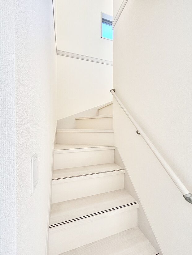 安全性を考慮し階段には手すりを設置しています