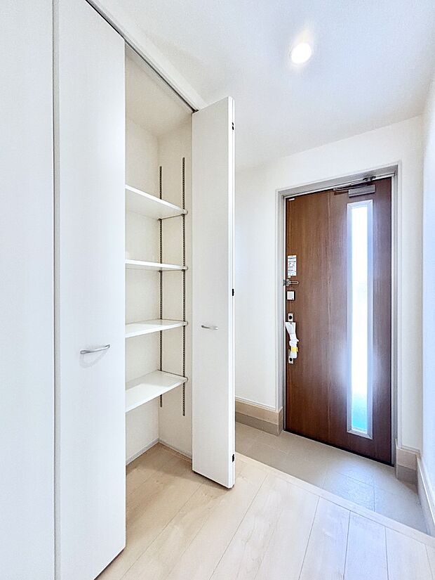 家族の帰宅やお客様をあたたかく迎える玄関  