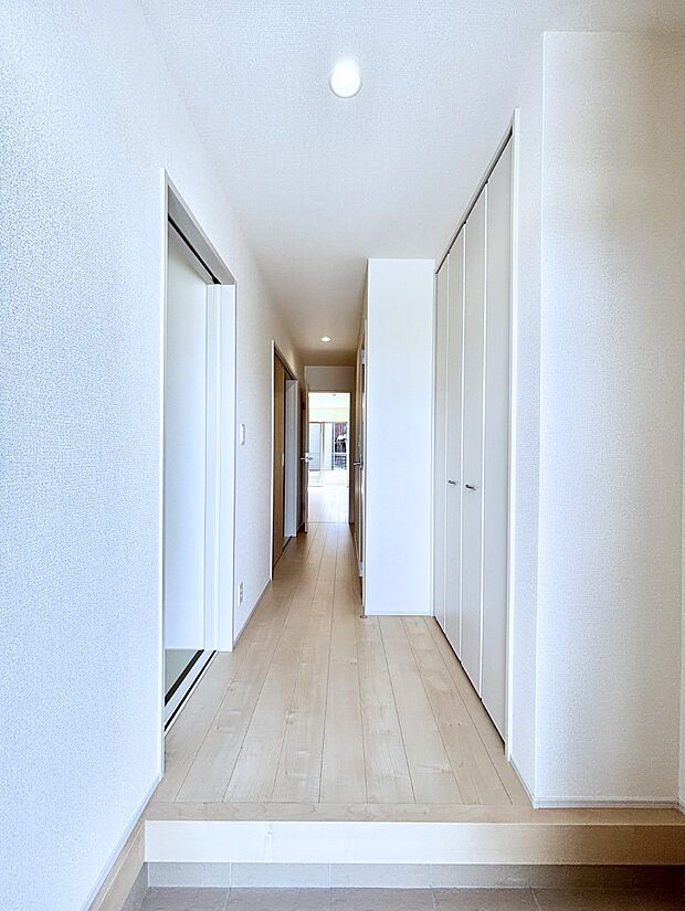 明るい玄関はお客様をお出迎えするのにぴったりです！ 