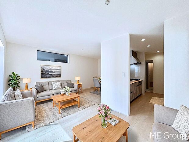 ご家族の賑やかな話し声で包まれる明るいリビング  ※家具はCGです