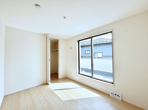 明るいバルコニーサイドに洋室を設置。目覚めの良い寝室に。 