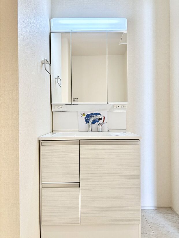 大きく見やすい三面鏡で清潔感ある洗面台は、身だしなみチェックや肌のお手入れにおすすめです。 