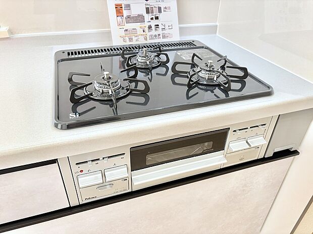 ガスコンロはＳｉセンサー搭載。火力調節や焦げ付き・消し忘れも防いでくれます。