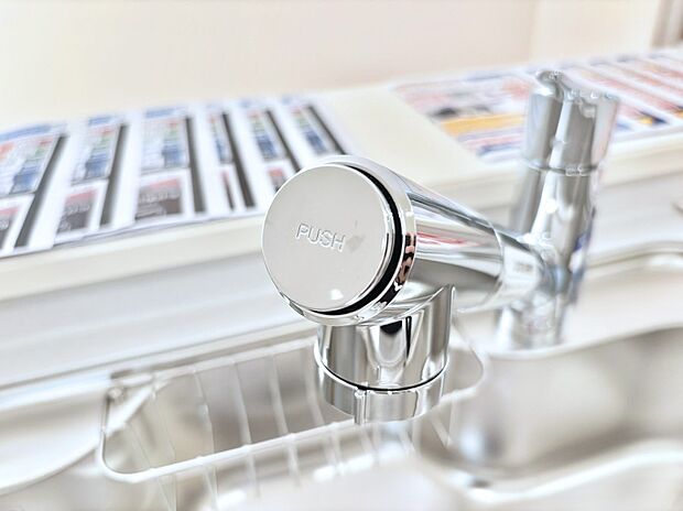 いつでも清潔なおいしいお水を。一つの水栓で水道水と浄水を使い分け。