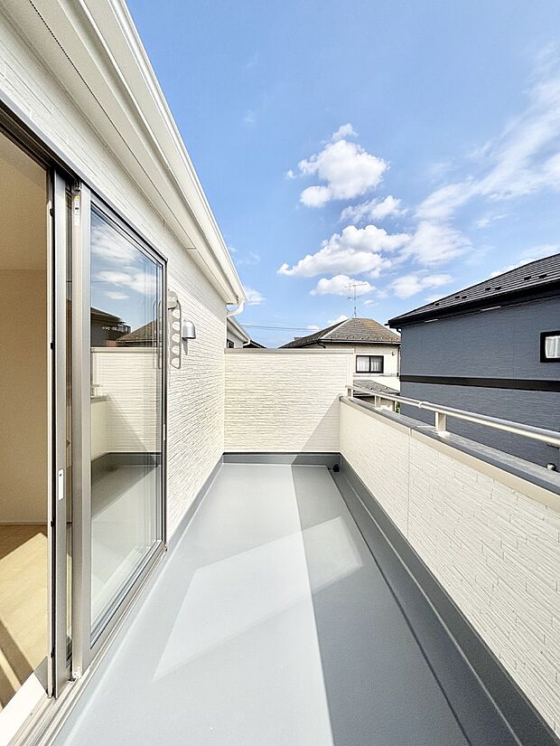 ゆったりバルコニーだから沢山お洗濯ものを干せます。